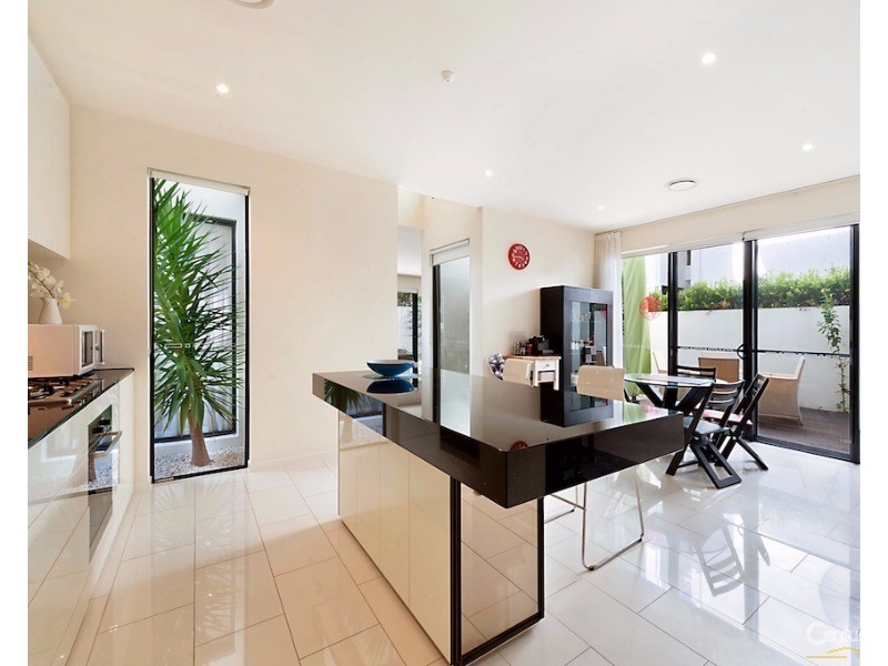 10003 The Boulevarde, Benowa QLD 4217
