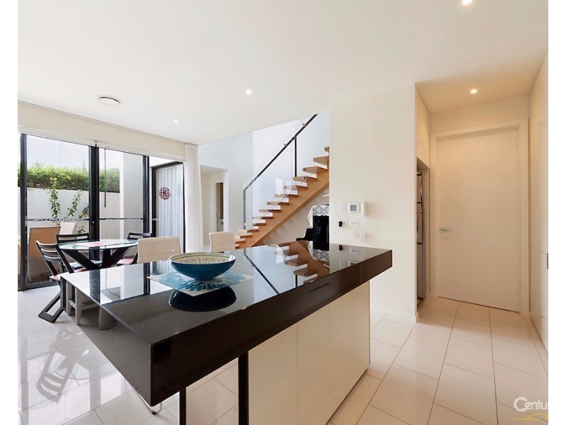 10003 The Boulevarde, Benowa QLD 4217