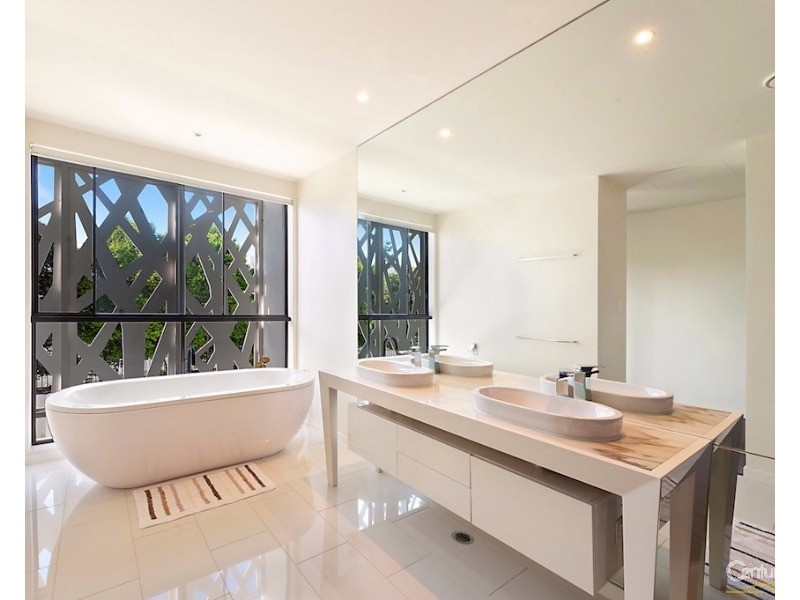 10003 The Boulevarde, Benowa QLD 4217