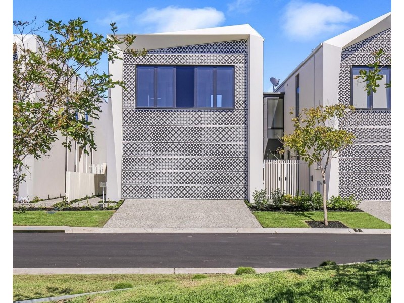 8 Concourse Drive, Mermaid Waters QLD 4218