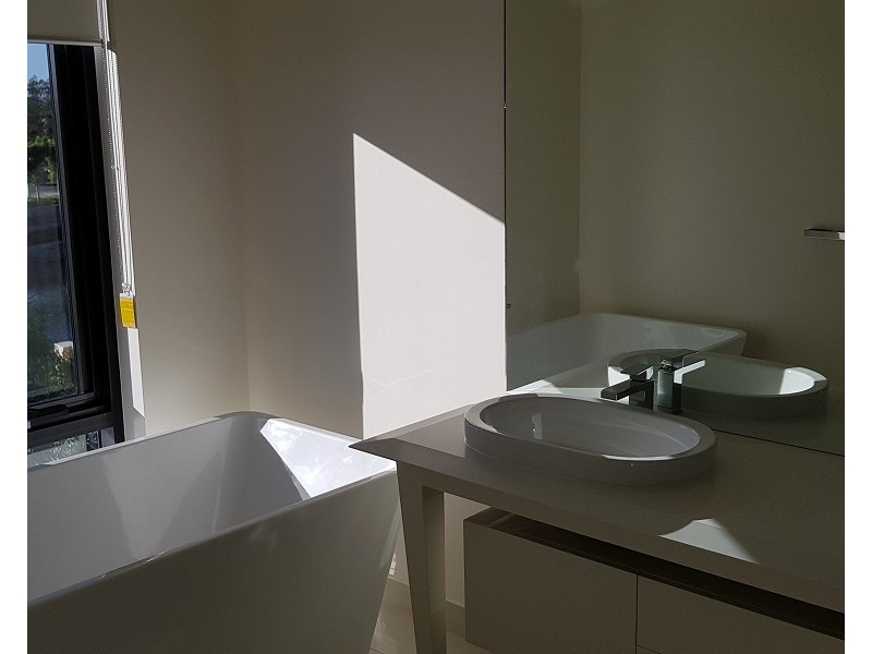 8 Concourse Drive, Mermaid Waters QLD 4218