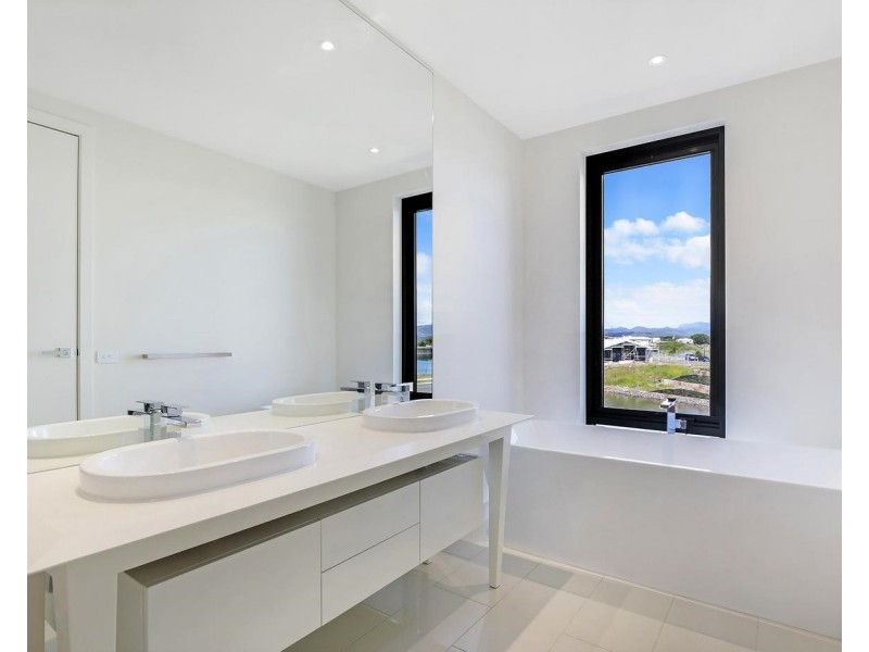 8 Concourse Drive, Mermaid Waters QLD 4218