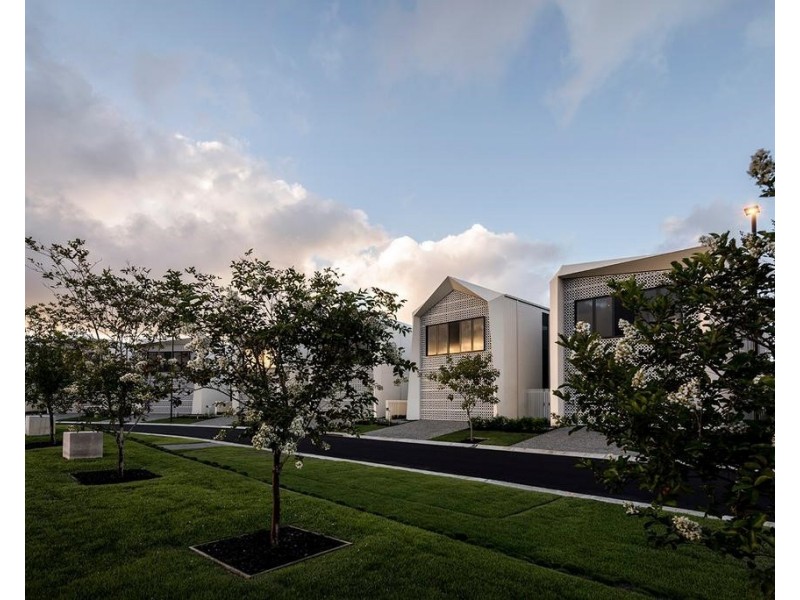 8 Concourse Drive, Mermaid Waters QLD 4218