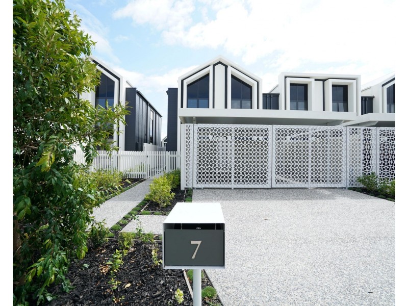 7 Lakeview Boulevarde, Mermaid Waters QLD 4218