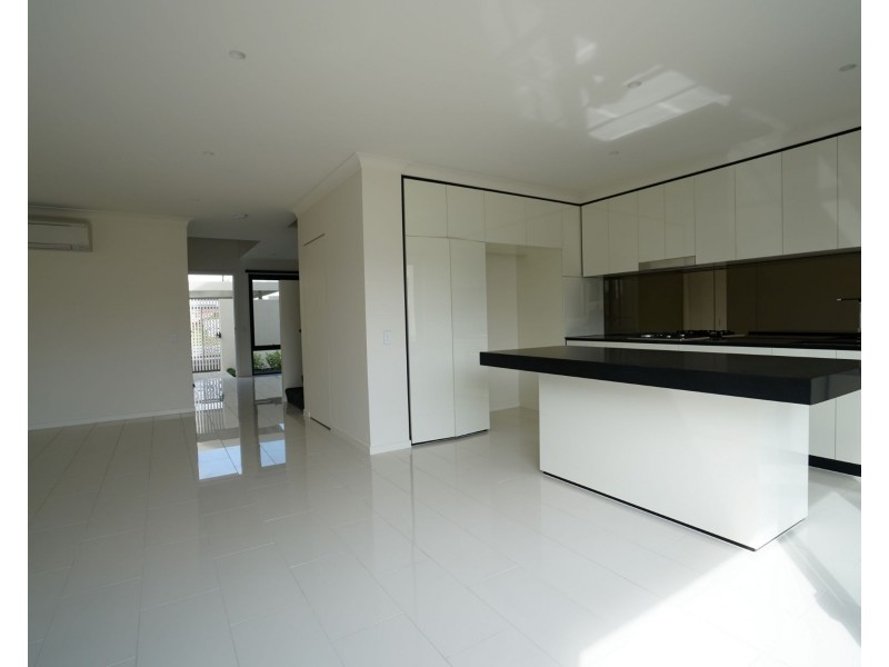 7 Lakeview Boulevarde, Mermaid Waters QLD 4218