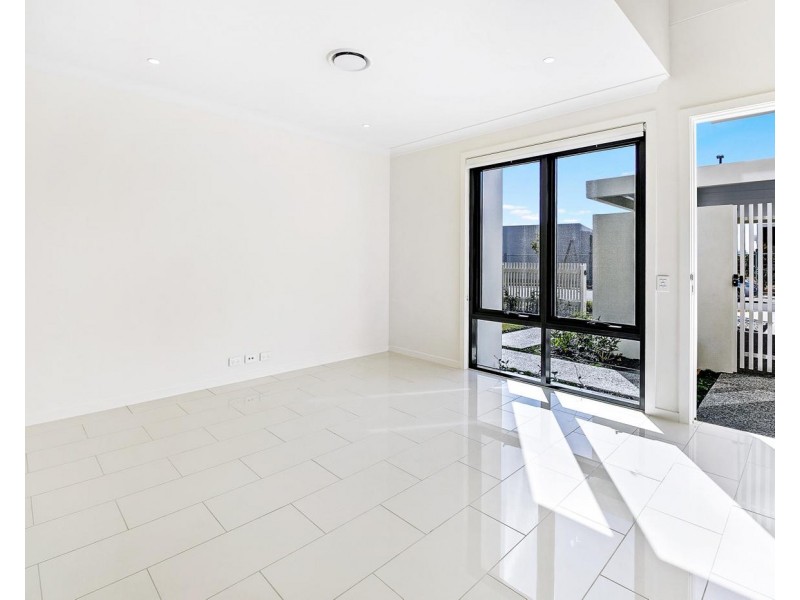 7 Lakeview Boulevarde, Mermaid Waters QLD 4218
