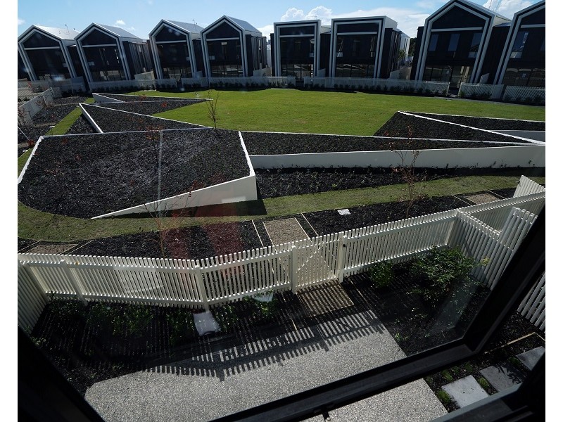 7 Lakeview Boulevarde, Mermaid Waters QLD 4218