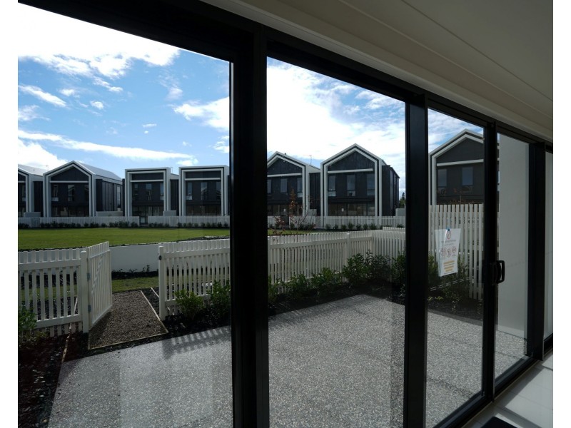 7 Lakeview Boulevarde, Mermaid Waters QLD 4218