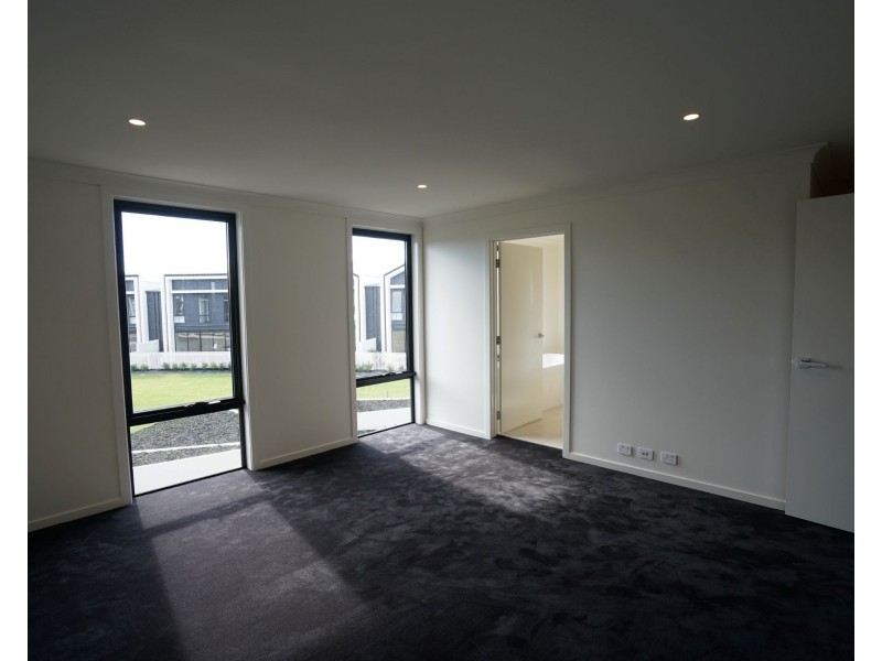 7 Lakeview Boulevarde, Mermaid Waters QLD 4218