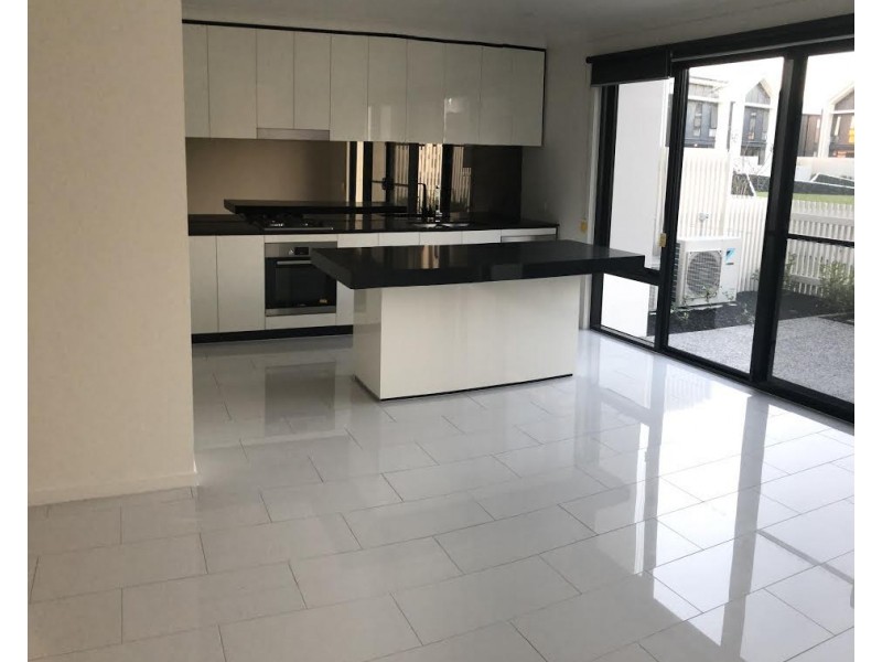 5 Lakeview Boulevarde, Mermaid Waters QLD 4218