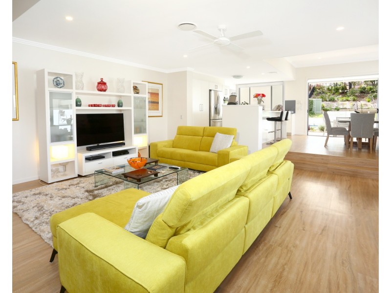 8011B Vista Drive, Benowa QLD 4217