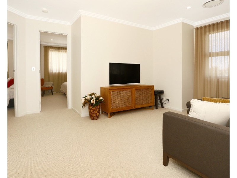 8011B Vista Drive, Benowa QLD 4217