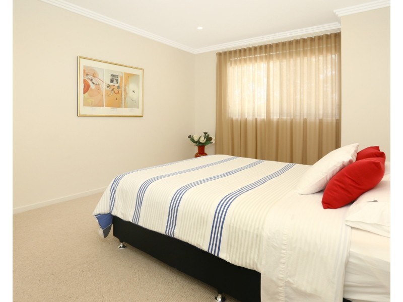 8011B Vista Drive, Benowa QLD 4217