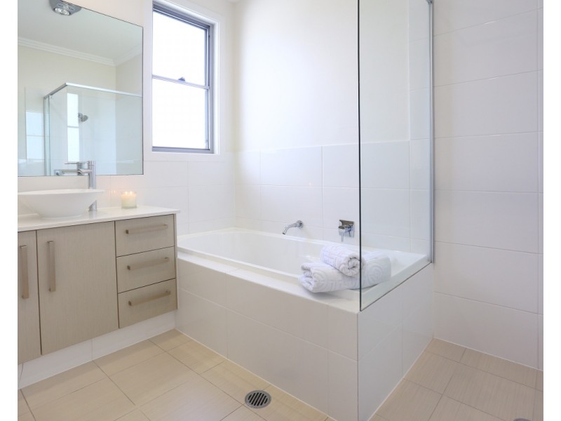 8011B Vista Drive, Benowa QLD 4217