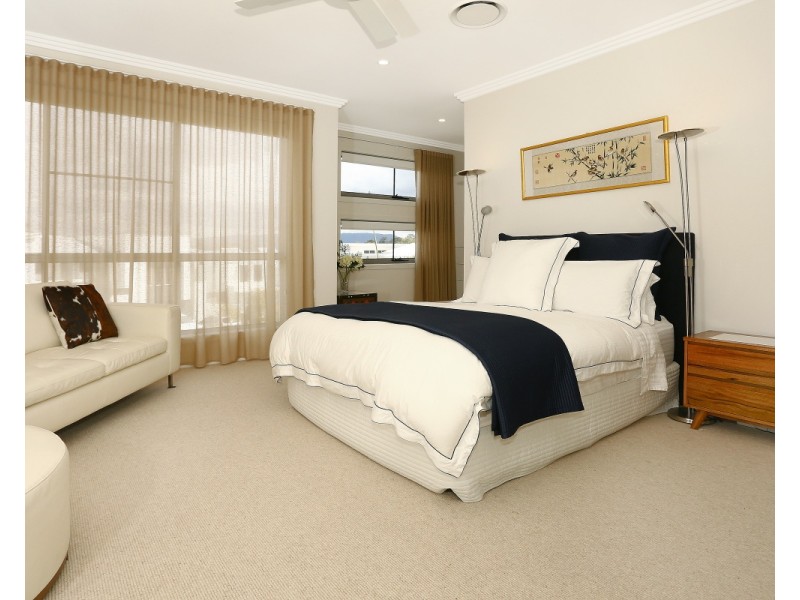 8011B Vista Drive, Benowa QLD 4217