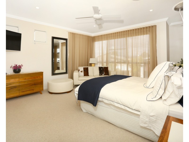 8011B Vista Drive, Benowa QLD 4217