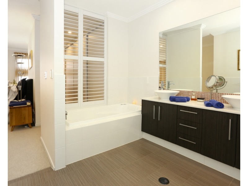 8011B Vista Drive, Benowa QLD 4217