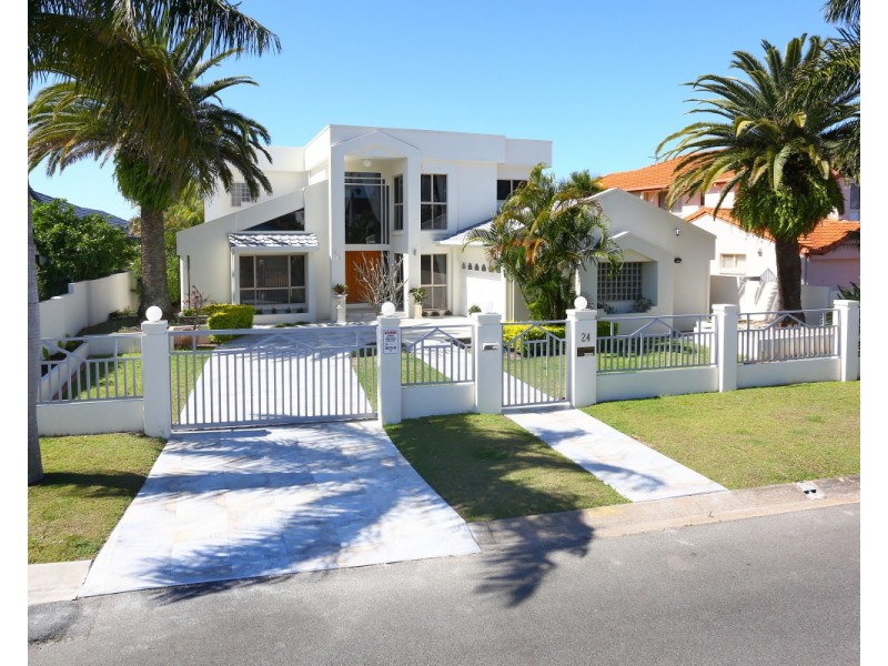 24 San Simeon Drive, Clear Island Waters QLD 4226