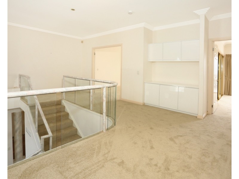 24 San Simeon Drive, Clear Island Waters QLD 4226