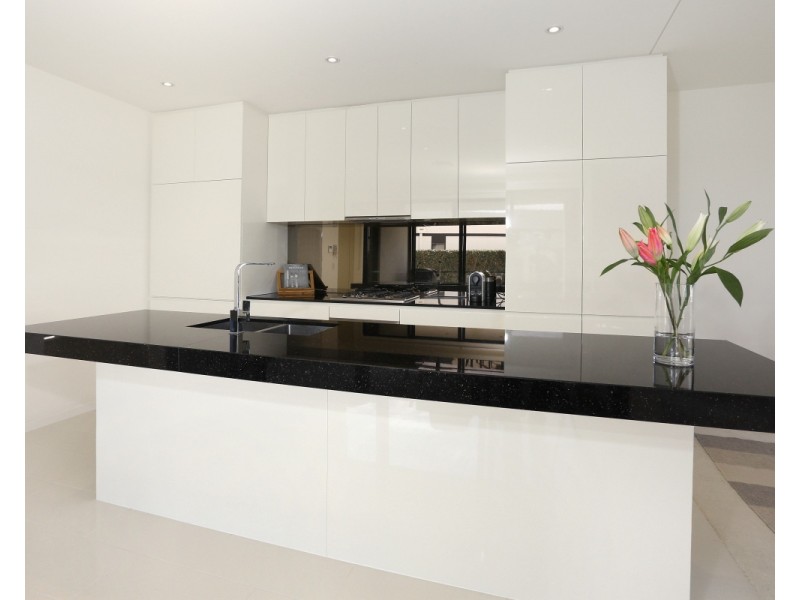 12A The Dress Circle, Benowa QLD 4217