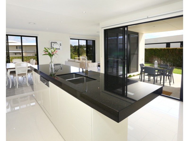 12A The Dress Circle, Benowa QLD 4217