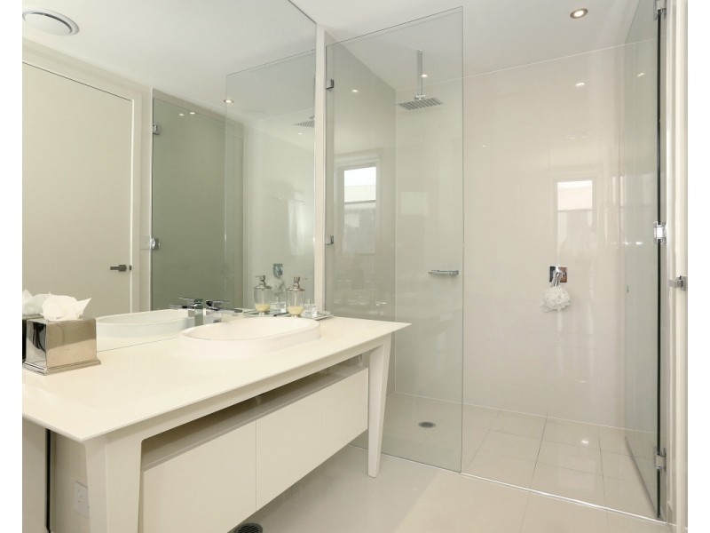 12A The Dress Circle, Benowa QLD 4217