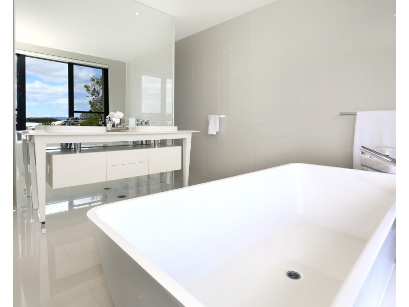 12A The Dress Circle, Benowa QLD 4217