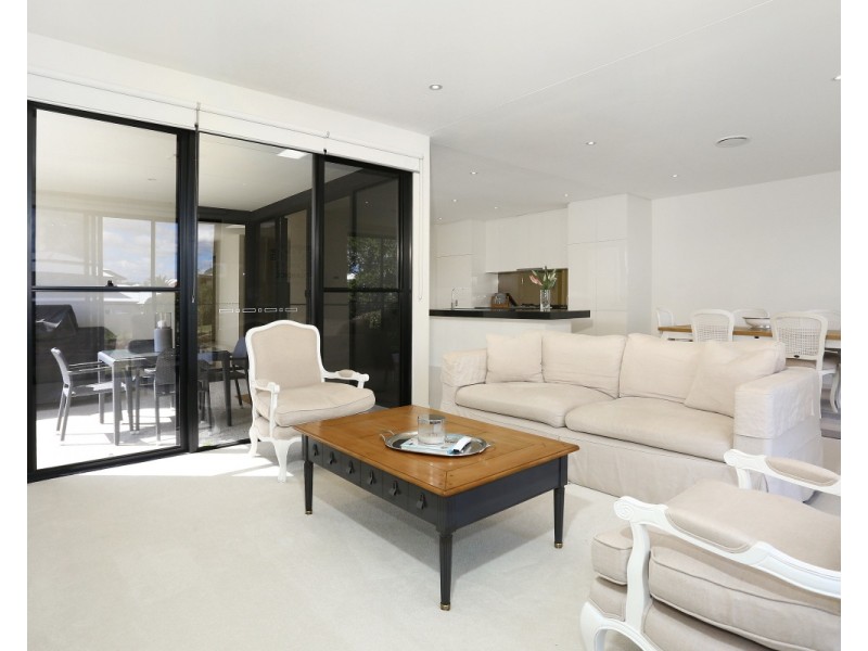 12A The Dress Circle, Benowa QLD 4217