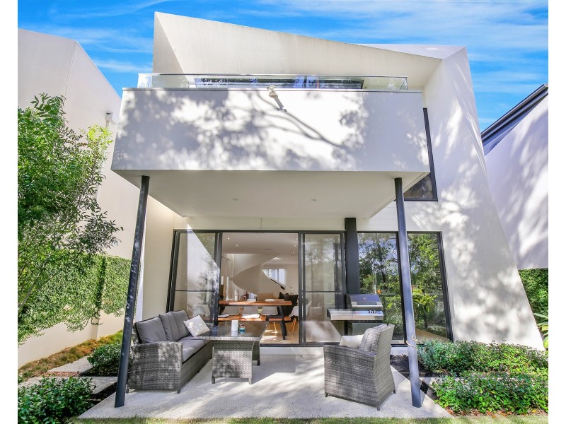 60  Theatre Drive, Benowa QLD 4217