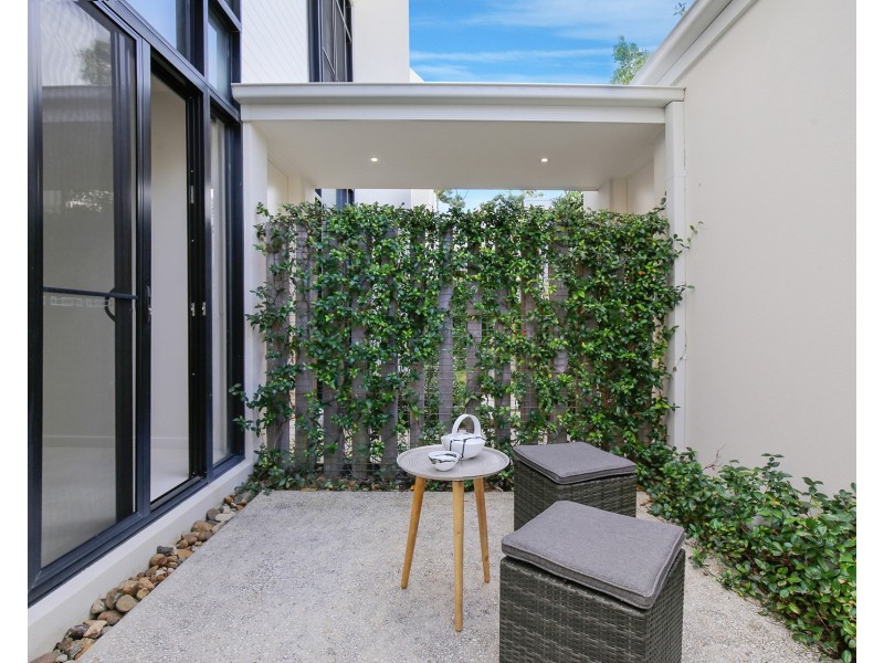 60  Theatre Drive, Benowa QLD 4217