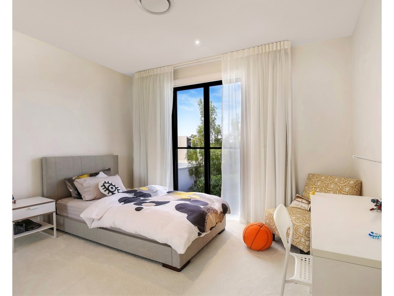 60  Theatre Drive, Benowa QLD 4217