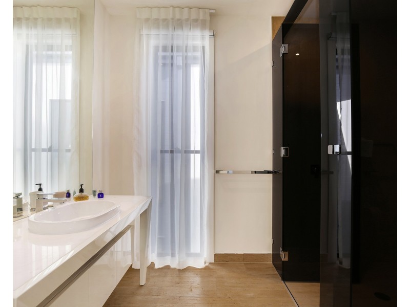 60  Theatre Drive, Benowa QLD 4217