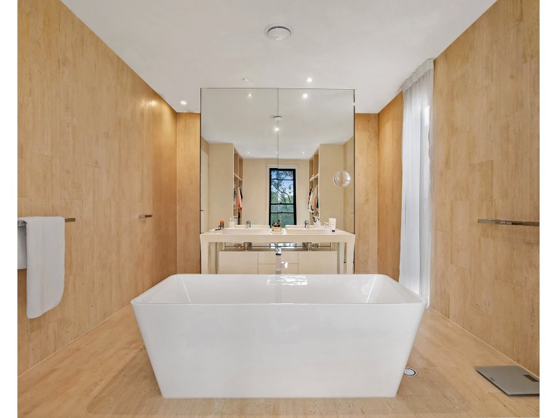 60  Theatre Drive, Benowa QLD 4217