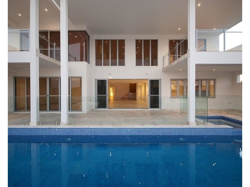 3023 The Boulevarde, Benowa QLD 4217