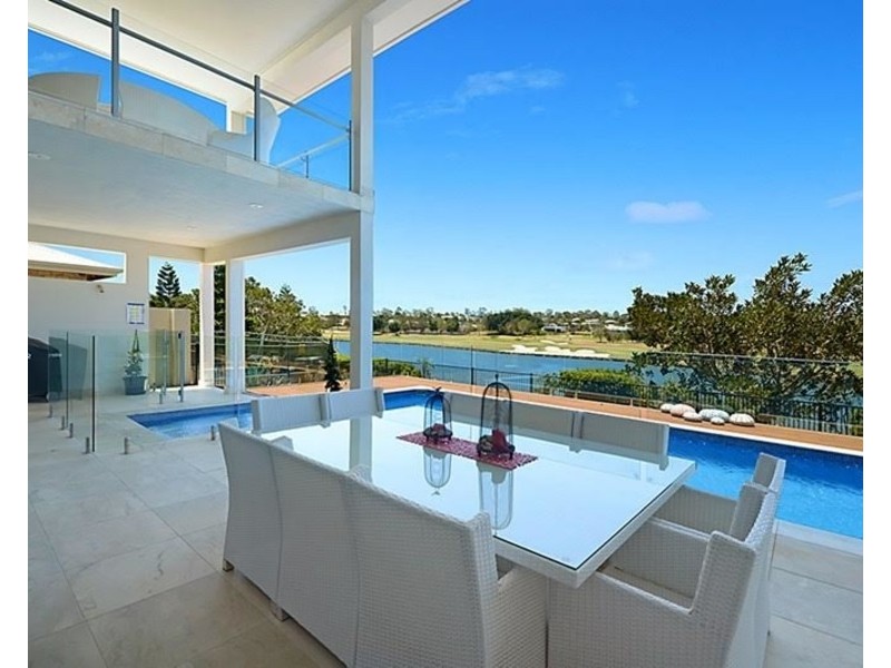 3023 The Boulevarde, Benowa QLD 4217