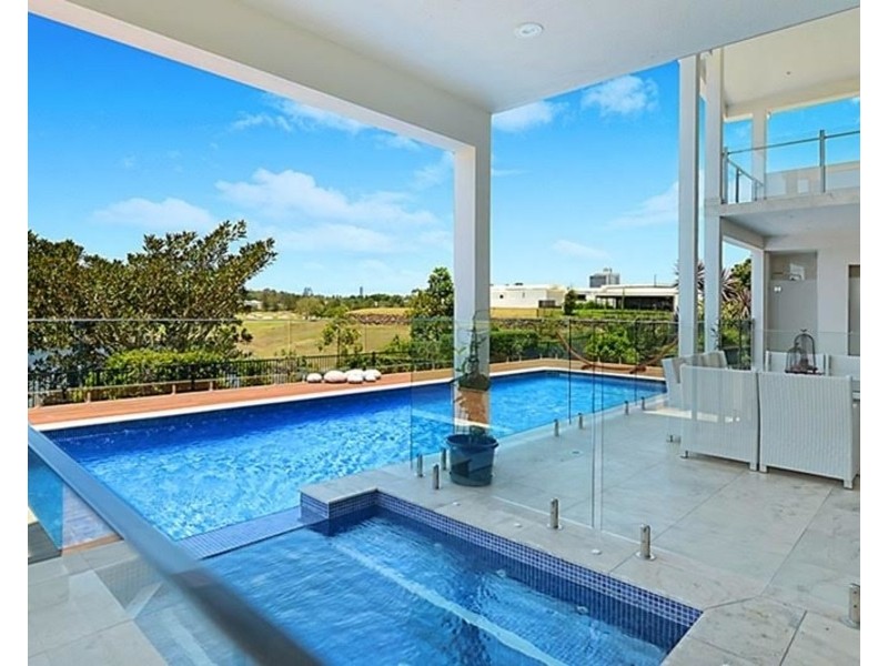 3023 The Boulevarde, Benowa QLD 4217