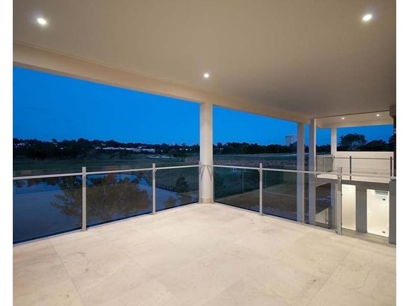 3023 The Boulevarde, Benowa QLD 4217