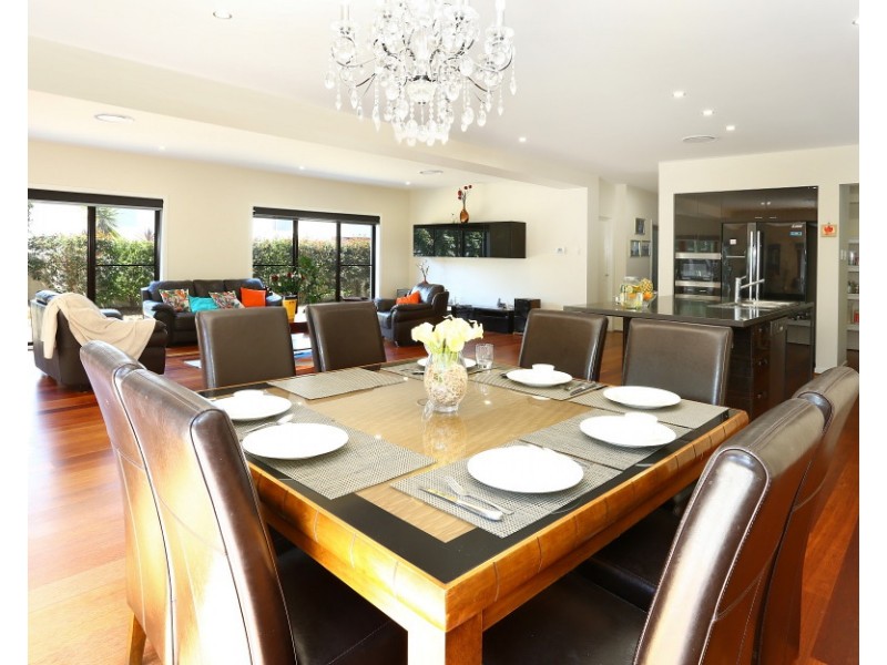 6012 The Boulevarde, Benowa QLD 4217