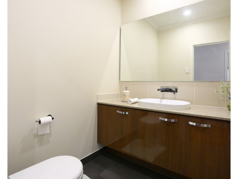 6012 The Boulevarde, Benowa QLD 4217