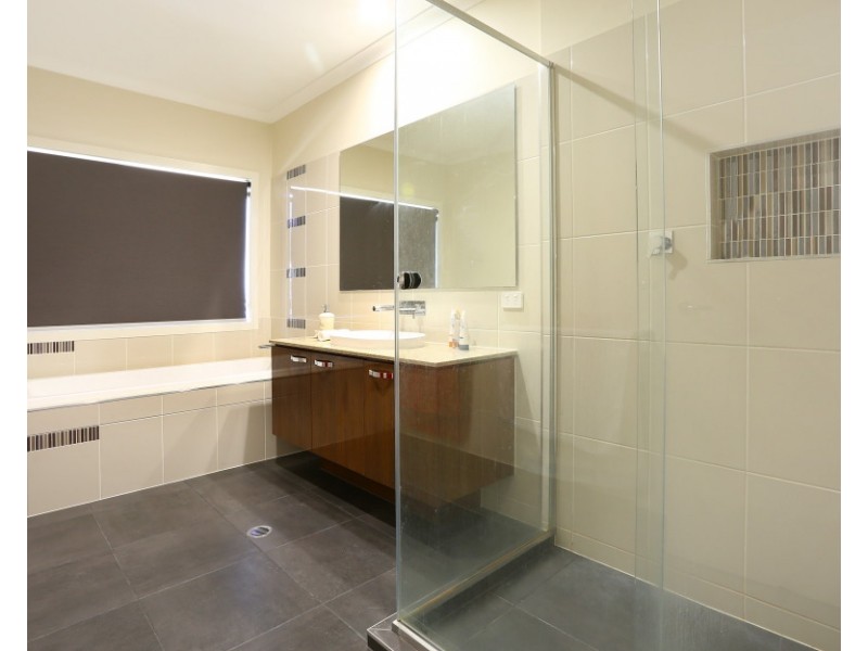 6012 The Boulevarde, Benowa QLD 4217