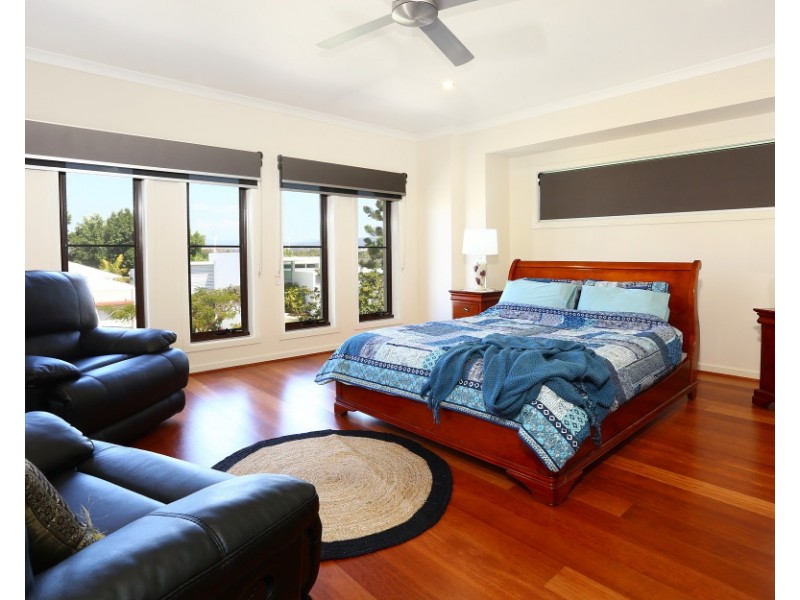 6012 The Boulevarde, Benowa QLD 4217