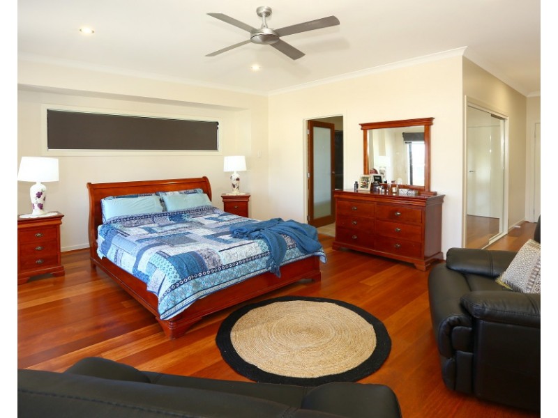 6012 The Boulevarde, Benowa QLD 4217