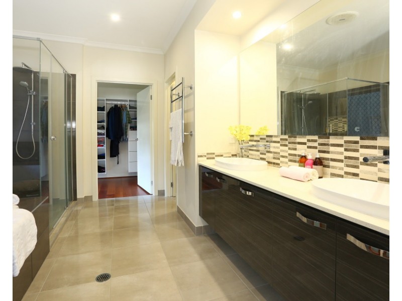 6012 The Boulevarde, Benowa QLD 4217