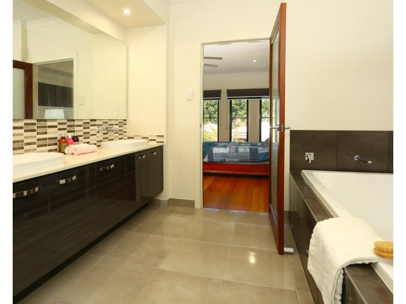 6012 The Boulevarde, Benowa QLD 4217