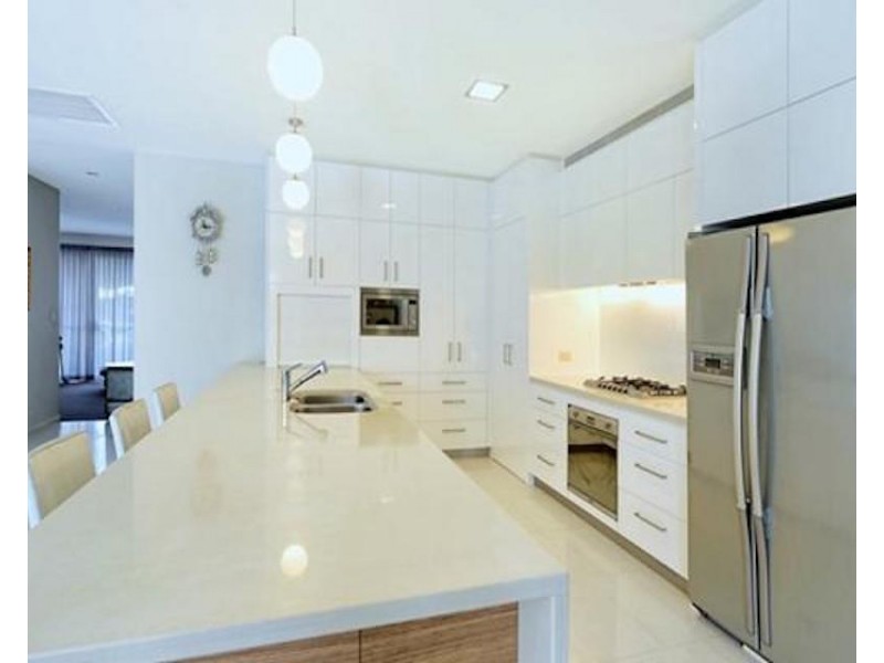 6011 The Boulevarde, Benowa QLD 4217