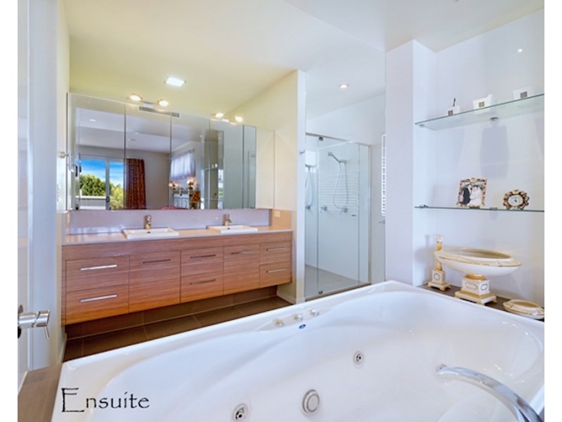 6011 The Boulevarde, Benowa QLD 4217