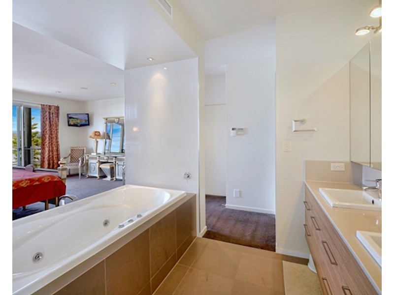 6011 The Boulevarde, Benowa QLD 4217