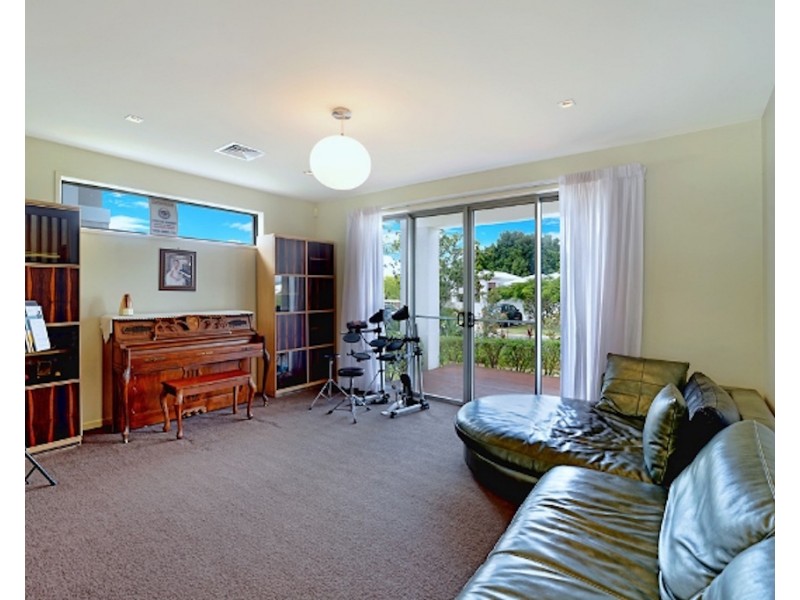 6011 The Boulevarde, Benowa QLD 4217