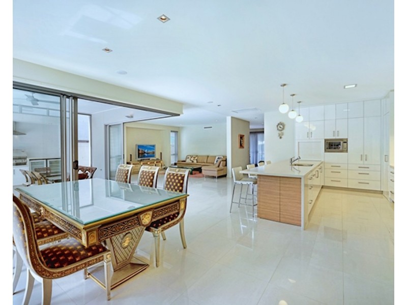 6011 The Boulevarde, Benowa QLD 4217