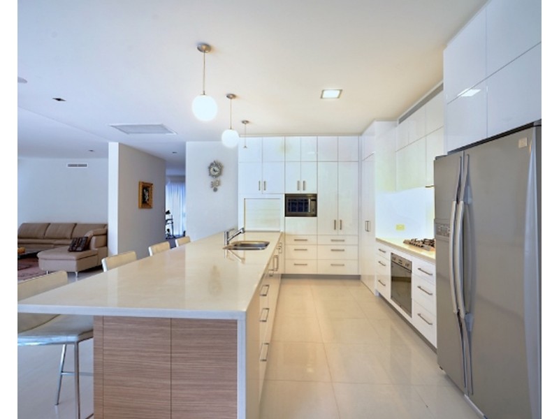 6011 The Boulevarde, Benowa QLD 4217